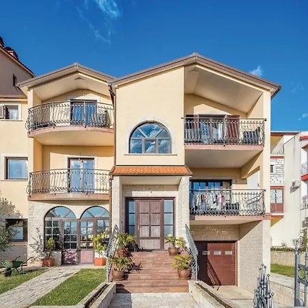 Awesome In With 3 Bedrooms Apartment