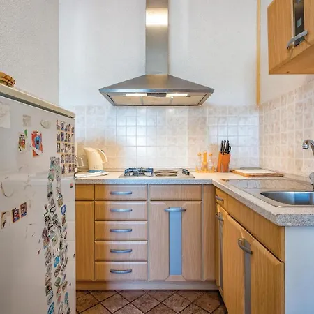 Awesome In With 3 Bedrooms Apartment *
